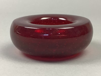 Lot 269 - A VINTAGE SODA SYPHON AND A RUBY GLASS BOWL