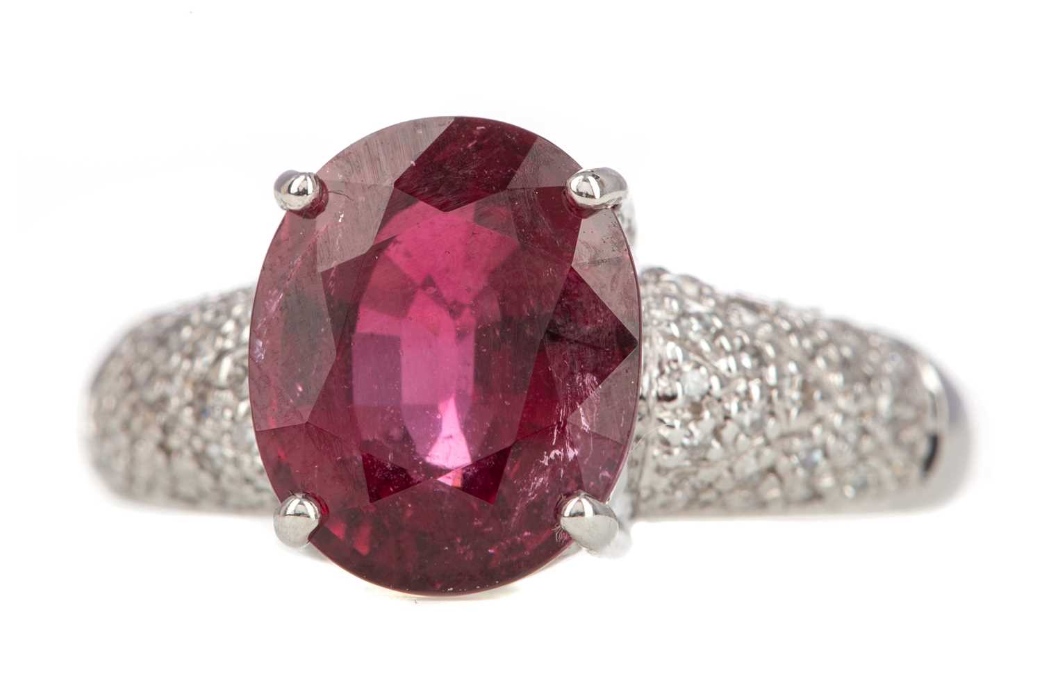 Lot 1220 - A RED GEM SET AND DIAMOND RING