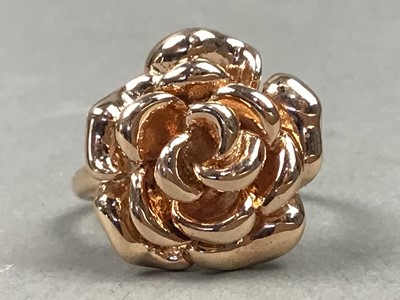 Lot 391 - A NINE CARAT GOLD ROSE MOTIF RING