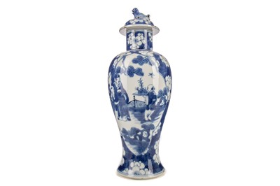 Lot 1077 - A LATE 19TH/EARLY 20TH CENTURY CHINESE BLUE AND WHITE LIDDED VASE