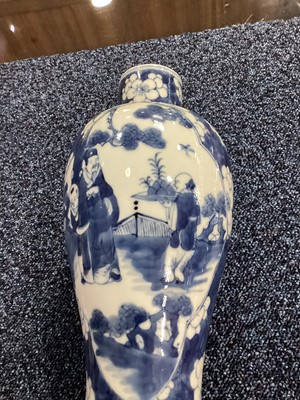 Lot 1077 - A LATE 19TH/EARLY 20TH CENTURY CHINESE BLUE AND WHITE LIDDED VASE