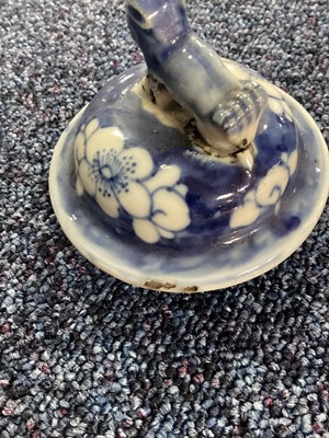 Lot 1077 - A LATE 19TH/EARLY 20TH CENTURY CHINESE BLUE AND WHITE LIDDED VASE