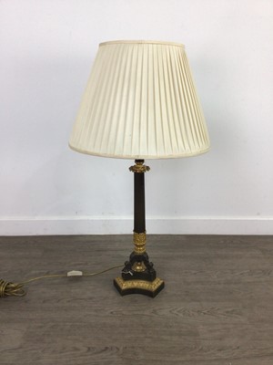 Lot 852 - A LATE 19TH/EARLY 20TH CENTURY PATINATED BRONZE AND ORMOLU TABLE LAMP