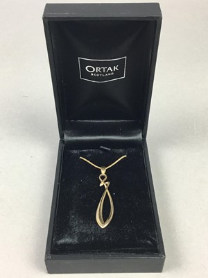 Lot 406 - A NINE CARAT GOLD OPENWORK PENDANT