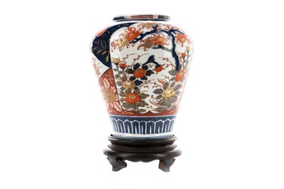 Lot 1086 - A 20TH CENTURY JAPANESE IMARI VASE