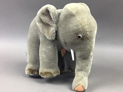 Lot 428 - A STEIFF ELEPHANT TOY