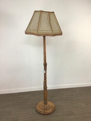 Lot 553 - A 20TH CENTURY MAHOGANY STANDARD LAMP