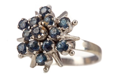 Lot 722 - A SAPPHIRE CLUSTER RING