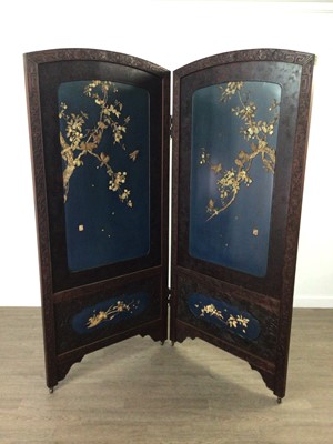 Lot 1097 - A LATE 19TH/EARLY 20TH CENTURY JAPANESE LACQUERED FOLDING DRESSING SCREEN