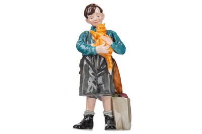 Lot 862 - A ROYAL DOULTON FIGURE OF 'WELCOME HOME'