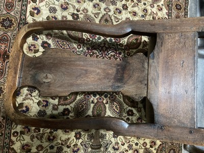 Lot 856 - A SET OF SIX AND A SMALLER PAIR OF 18TH CENTURY WALNUT URN BACK DINING CHAIRS OF QUEEN ANNE DESIGN