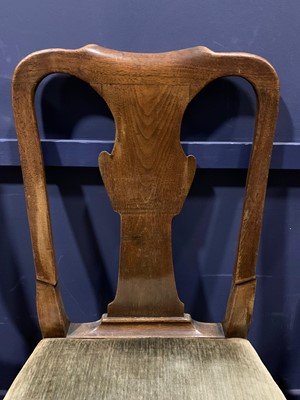Lot 856 - A SET OF SIX AND A SMALLER PAIR OF 18TH CENTURY WALNUT URN BACK DINING CHAIRS OF QUEEN ANNE DESIGN