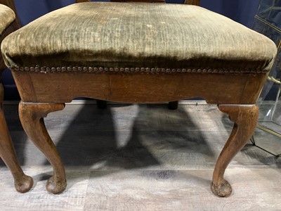 Lot 856 - A SET OF SIX AND A SMALLER PAIR OF 18TH CENTURY WALNUT URN BACK DINING CHAIRS OF QUEEN ANNE DESIGN