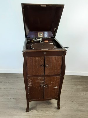 Lot 115 - A WIND UP GRAMOPHONE