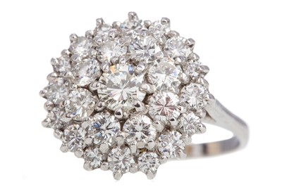 Lot 1287 - A DIAMOND CLUSTER RING