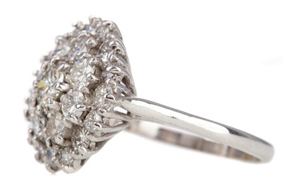 Lot 1287 - A DIAMOND CLUSTER RING