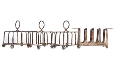 Lot 78 - A GEORGE V ART DECO SILVER FOUR DIVISION TOAST RACK AND THREE FURTHER TOAST RACKS