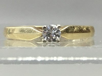 Lot 232 - A DIAMOND SOLITAIRE RING