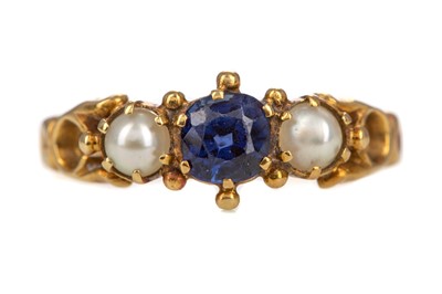 Lot 401 - A SAPPHIRE AND PEARL RING