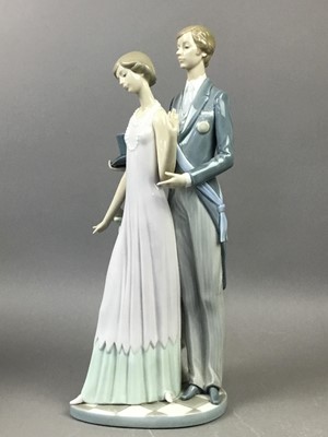 Lot 244 - A LLADRO FIGURE GROUP OF A COURTING COUPLE