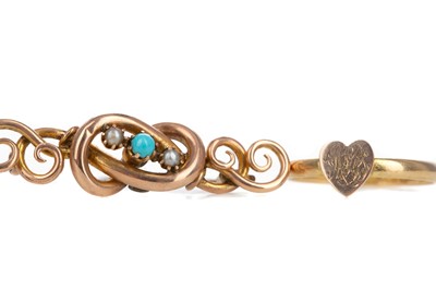 Lot 430 - EIGHTEEN CARAT GOLD LOVE HEART RING AND A BROOCH