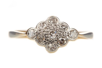 Lot 437 - A DIAMOND CLUSTER RING
