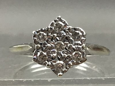 Lot 393 - A DIAMOND FLOWER CLUSTER RING