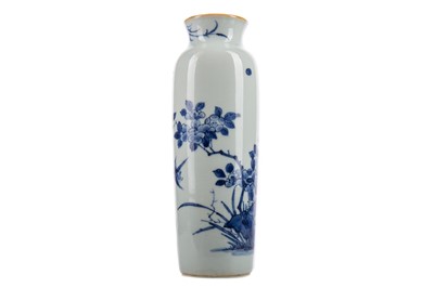 Lot 1122 - AN EARLY 20TH CENTURY CHINESE BLUE AND WHITE VASE