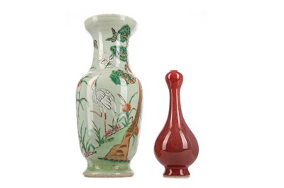 Lot 1143 - LATE 19TH/EARLY 20TH CENTURY CHINESE CELADON FAMILLE VERTE VASE AND A MONOCHROME VASE
