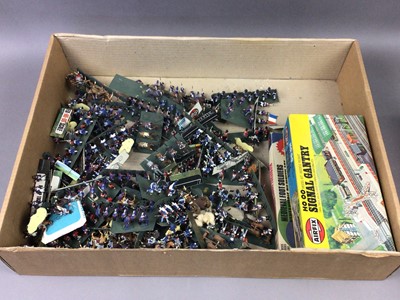 Lot 30 - A COLLECTION OF AIRFIX MODEL SOLDIERS, ALSO MODEL VEHICLES AND BUILDINGS