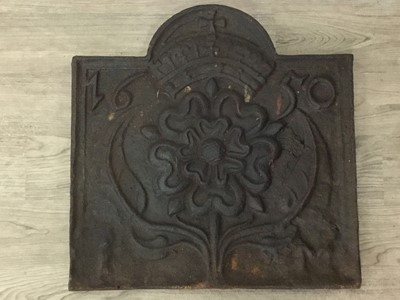 Lot 150 - A 17TH CENTURY CAST IRON FIRE PLACE BACK PLATE