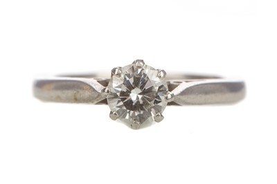 Lot 445 - A DIAMOND SOLIRAIRE RING