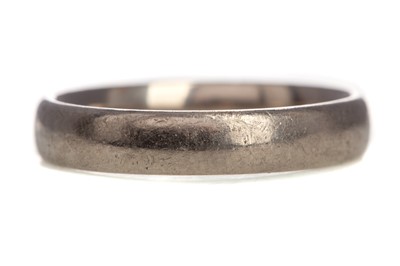 Lot 449 - A WHITE GOLD WEDDING BAND