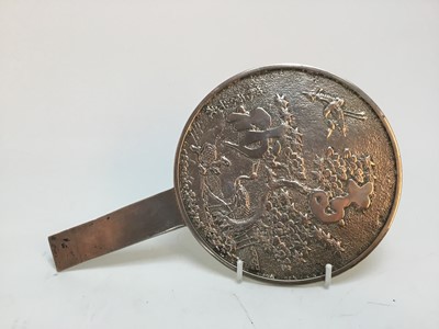 Lot 33 - AN EARLY 20TH CENTURY JAPANESE CAST SILVERED METAL HAND MIRROR