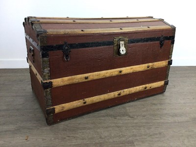 Lot 428 - A VINTAGE CABIN TRUNK