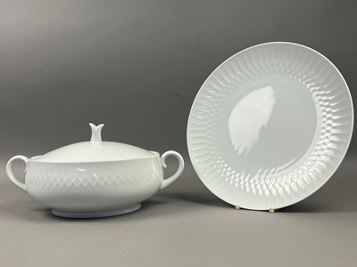 Lot 438 - A NORITAKE SNOWDEN PATTERN PART DINNER SERVICE