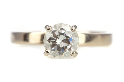 Lot 453 - A DIAMOND SOLITAIRE RING