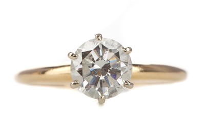 Lot 455 - A DIAMOND SOLITAIRE RING