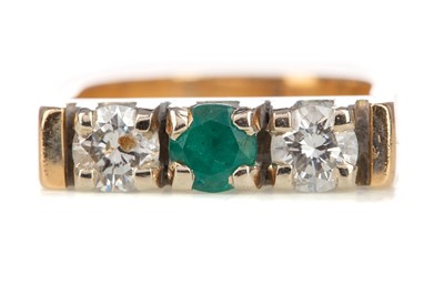 Lot 461 - AN EMERALD AND DIAMOND RING