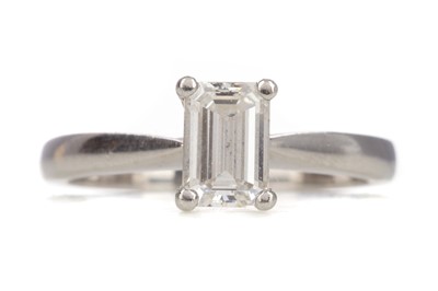 Lot 466 - A DIAMOND SOLITAIRE RING