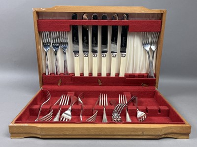 Lot 513 - A LOT OF CASED AND LOOSE CUTLERY