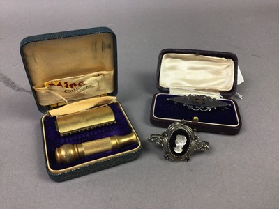 Lot 551 - SILVER MARQUISE SHAPED BROOCH, SCARF RING, COINS AND VINTAGE RAZOR