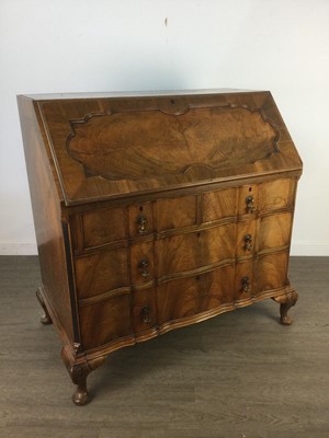 Lot 540 - A 20TH CENTURY WALNUT BUREAU