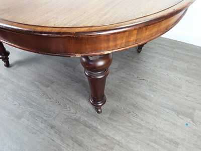 Lot 530 - A VICTORIAN MAHOGANY TELESCOPIC EXTENDING DINING TABLE