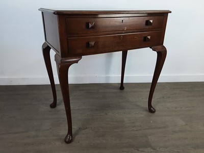 Lot 542 - A MAHOGANY TABLE CANTEEN