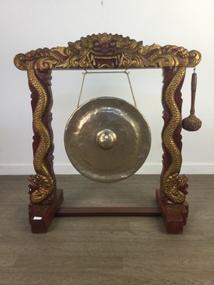 Lot 160 - A CHINESE GILT AND RED LACQUERED WOOD FLOOR STANDING GONG