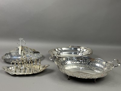 Lot 71 - A PAIR OF SILVER PLATED ENTREE DISHES AND OTHER PLATED ITEMS