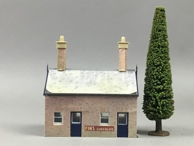Lot 46 - A COLLECTION OF HORNBY AND OTHER MODEL RAILWAY ACCESSORIES