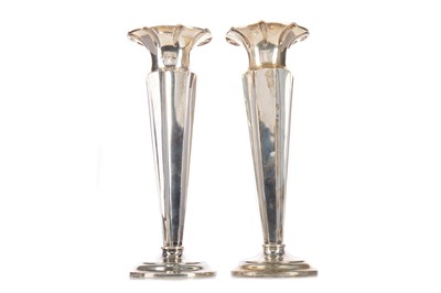 Lot 112 - A PAIR OF EDWARDIAN SILVER FLOWER TRUMPETS