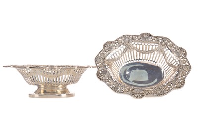 Lot 118 - A PAIR OF VICTORIAN SILVER SWEETMEAT BASKETS